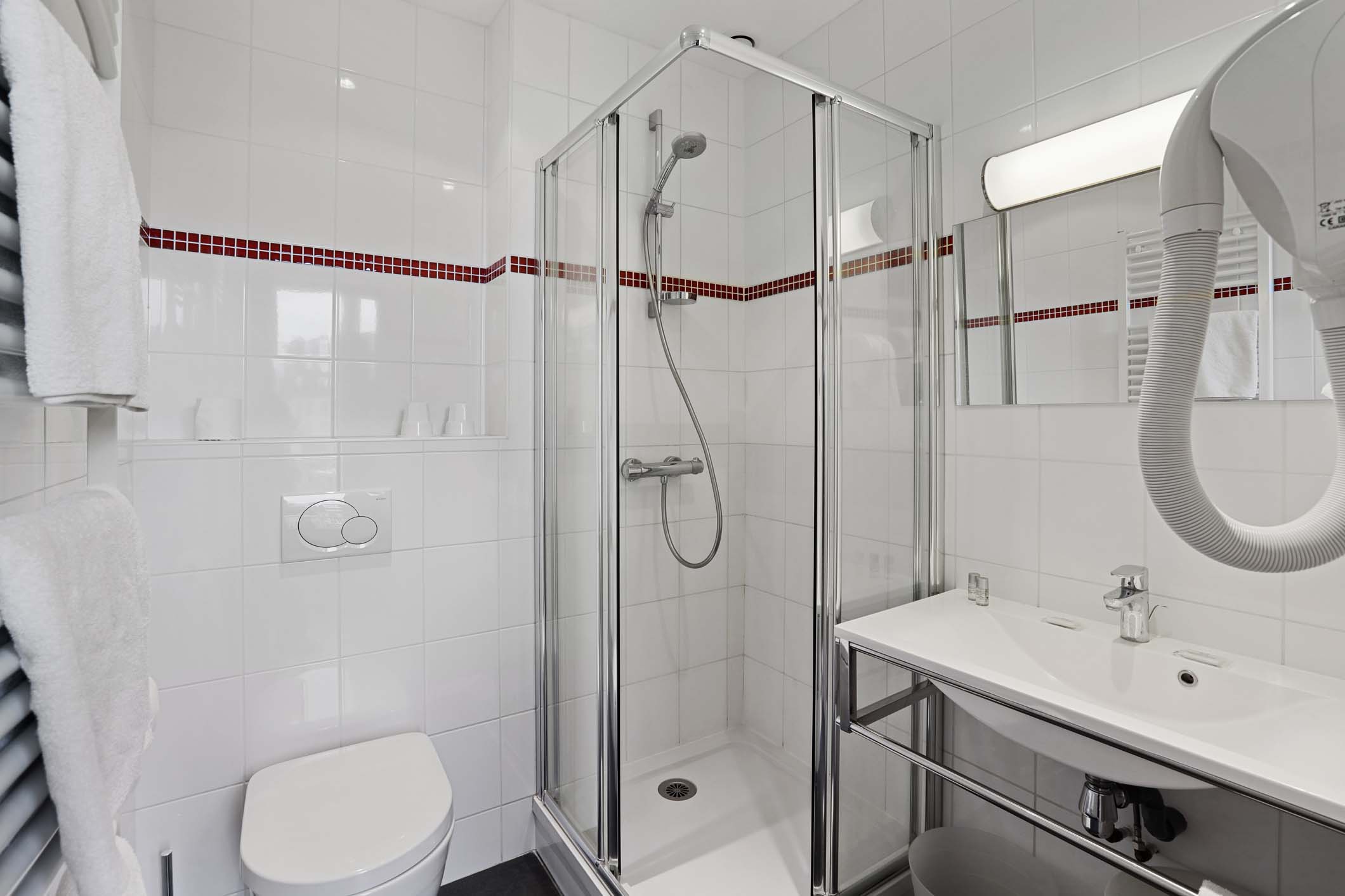 Salle de bain avec douche dans une chambre supérieure de l’Hôtel Cardinal Rouen
