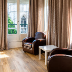 Chambre supérieure de l’Hôtel Cardinal Rouen avec terrasse, lit double, bureau et vue sur la cathédrale