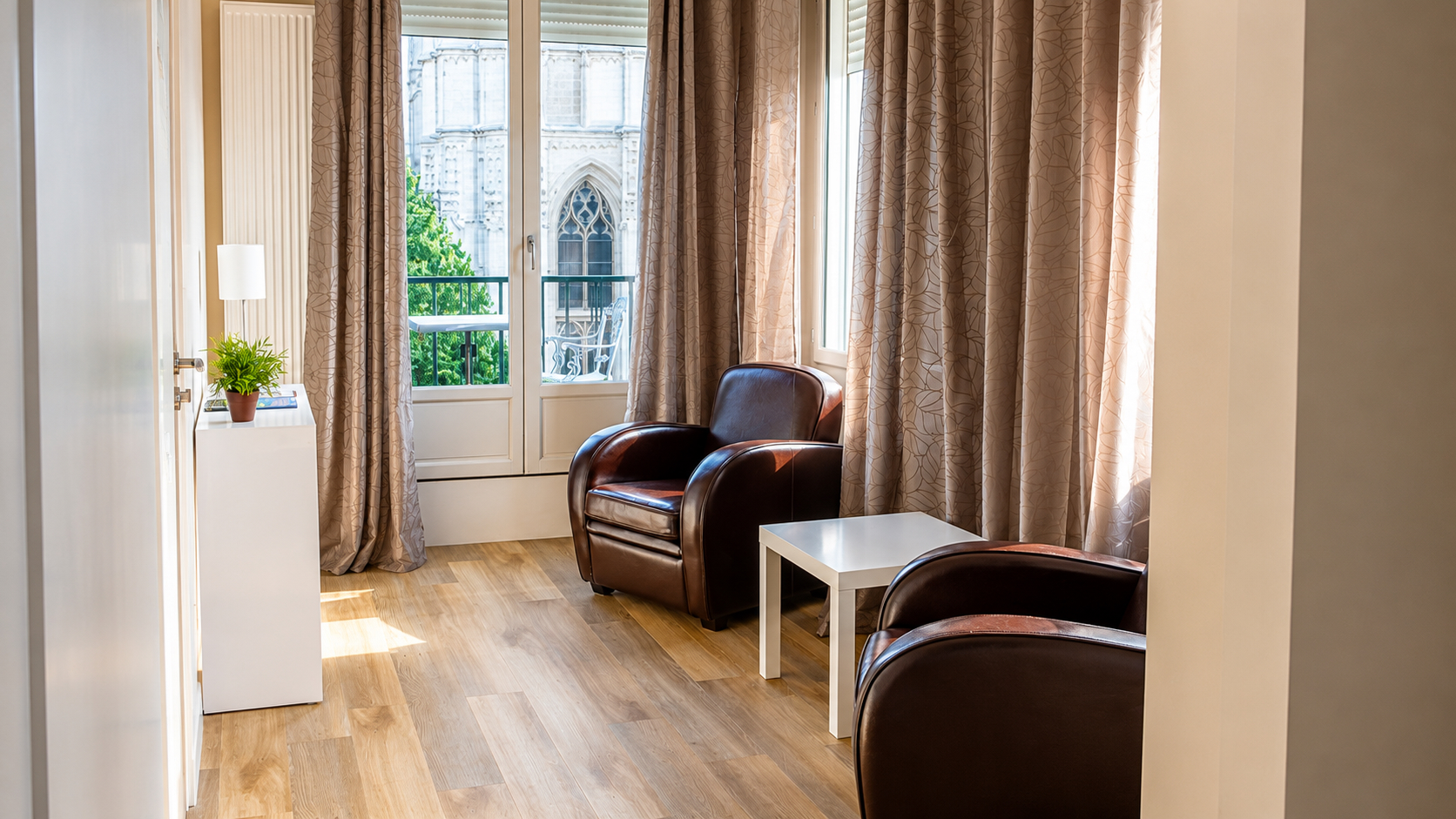 Chambre supérieure de l’Hôtel Cardinal Rouen avec terrasse, lit double, bureau et vue sur la cathédrale
