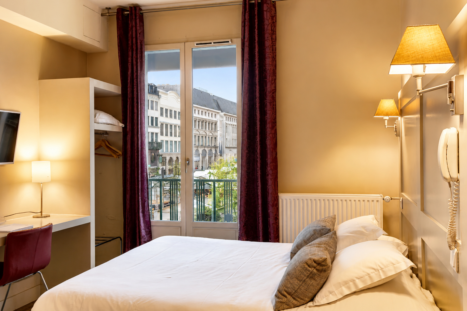 Chambre lumineuse de l’Hôtel Cardinal Rouen avec balcon face à la cathédrale Notre-Dame