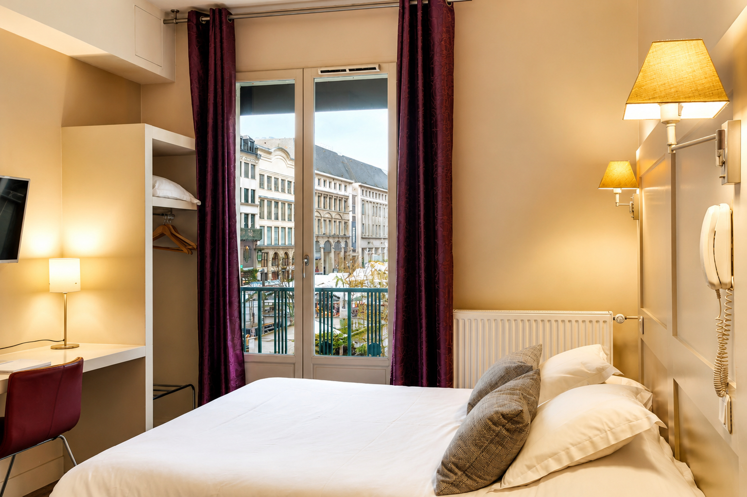 Chambre lumineuse de l’Hôtel Cardinal Rouen avec balcon face à la cathédrale Notre-Dame