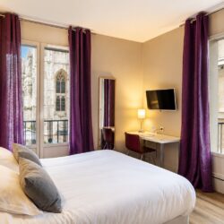 Chambre supérieure de l’Hôtel Cardinal Rouen avec lit double, bureau et vue sur la cathédrale