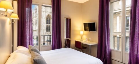 Chambre supérieure de l’Hôtel Cardinal Rouen avec lit double, bureau et vue sur la cathédrale