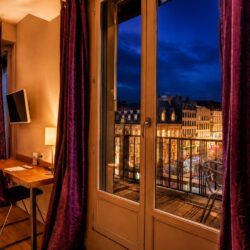 Chambre supérieure de l’Hôtel Cardinal Rouen avec lit double, bureau et vue sur la cathédrale
