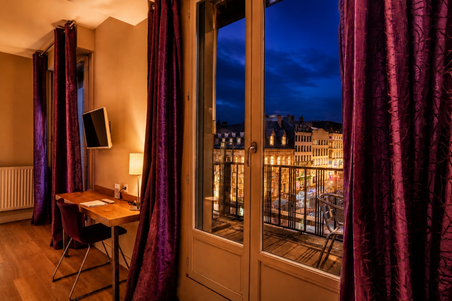 Chambre supérieure de l’Hôtel Cardinal Rouen avec lit double, bureau et vue sur la cathédrale