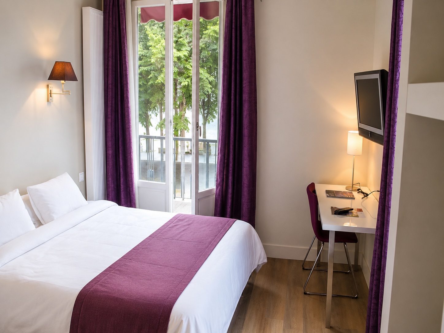 Chambre supérieure de l’Hôtel Cardinal Rouen avec lit double, bureau et vue sur la cathédrale