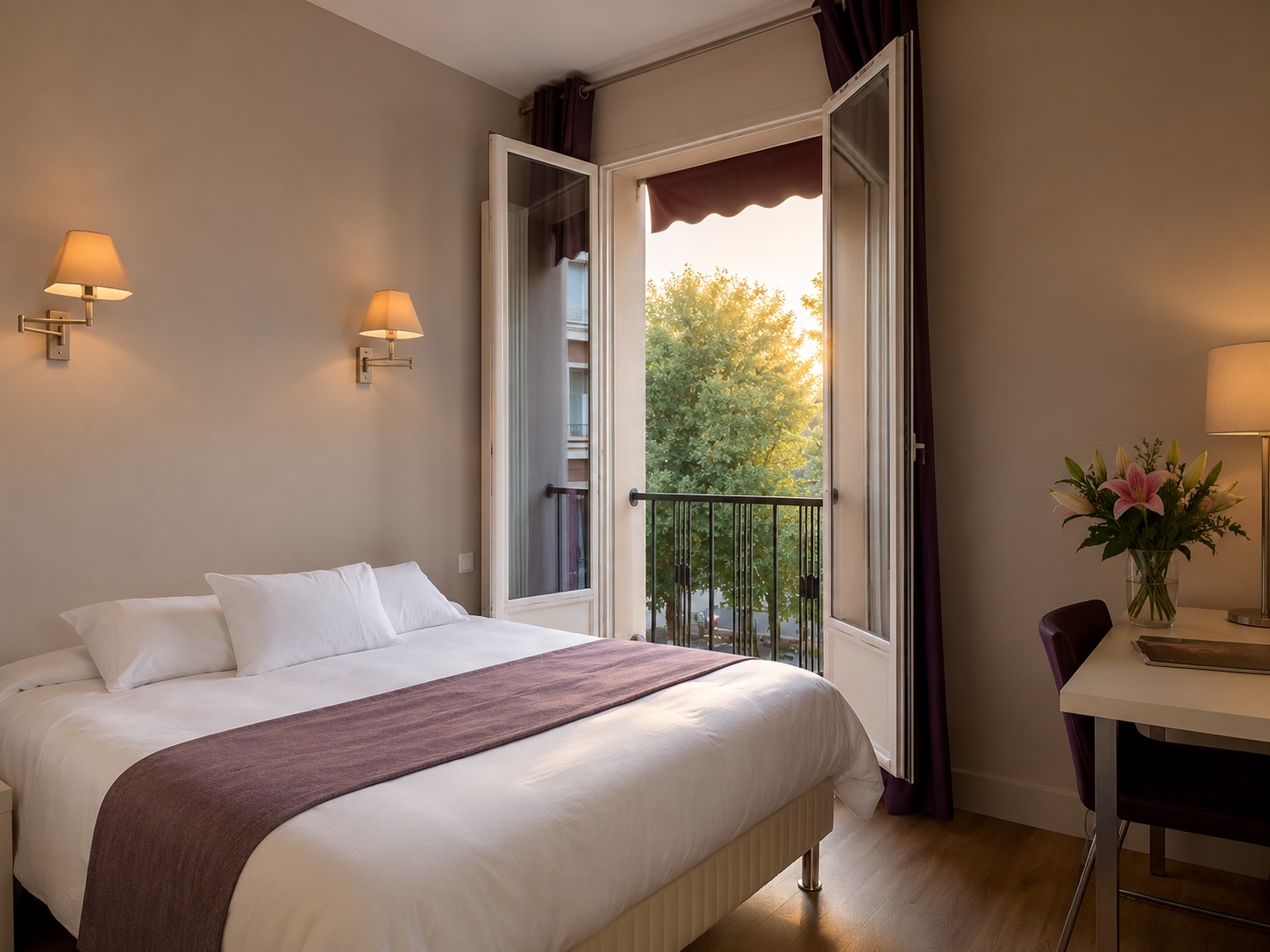 Chambre supérieure de l’Hôtel Cardinal Rouen avec lit double, bureau et vue sur la cathédrale