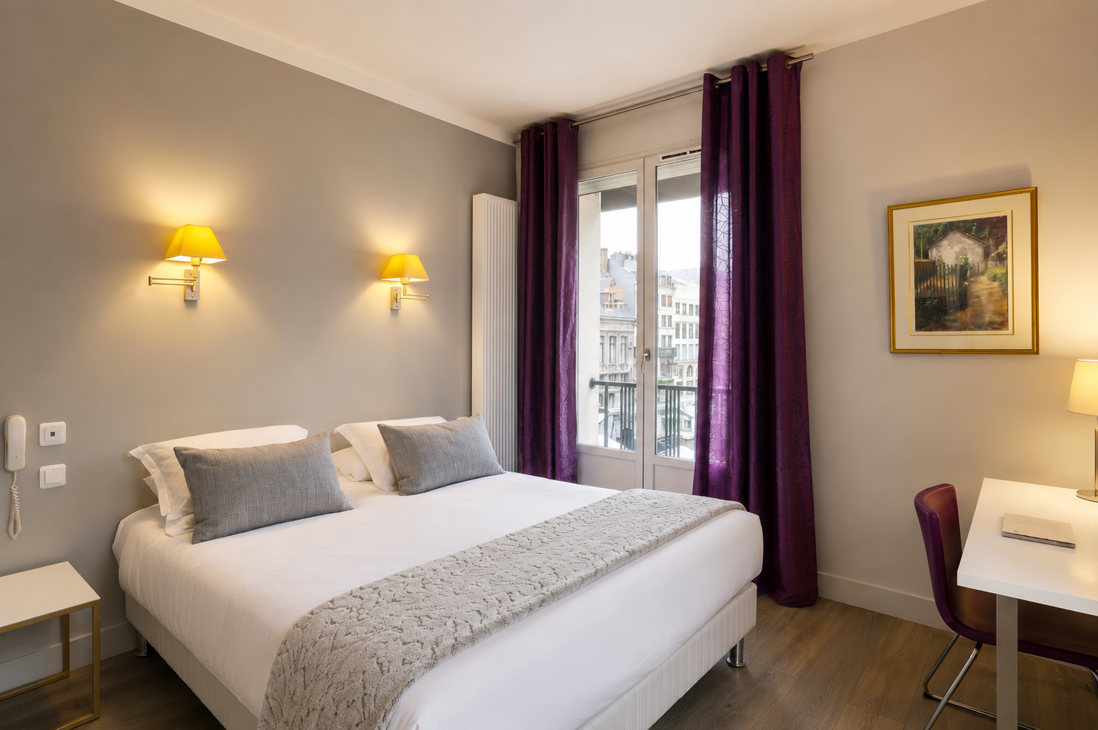 Chambre supérieure de l’Hôtel Cardinal Rouen avec lit double, bureau et vue sur la cathédrale