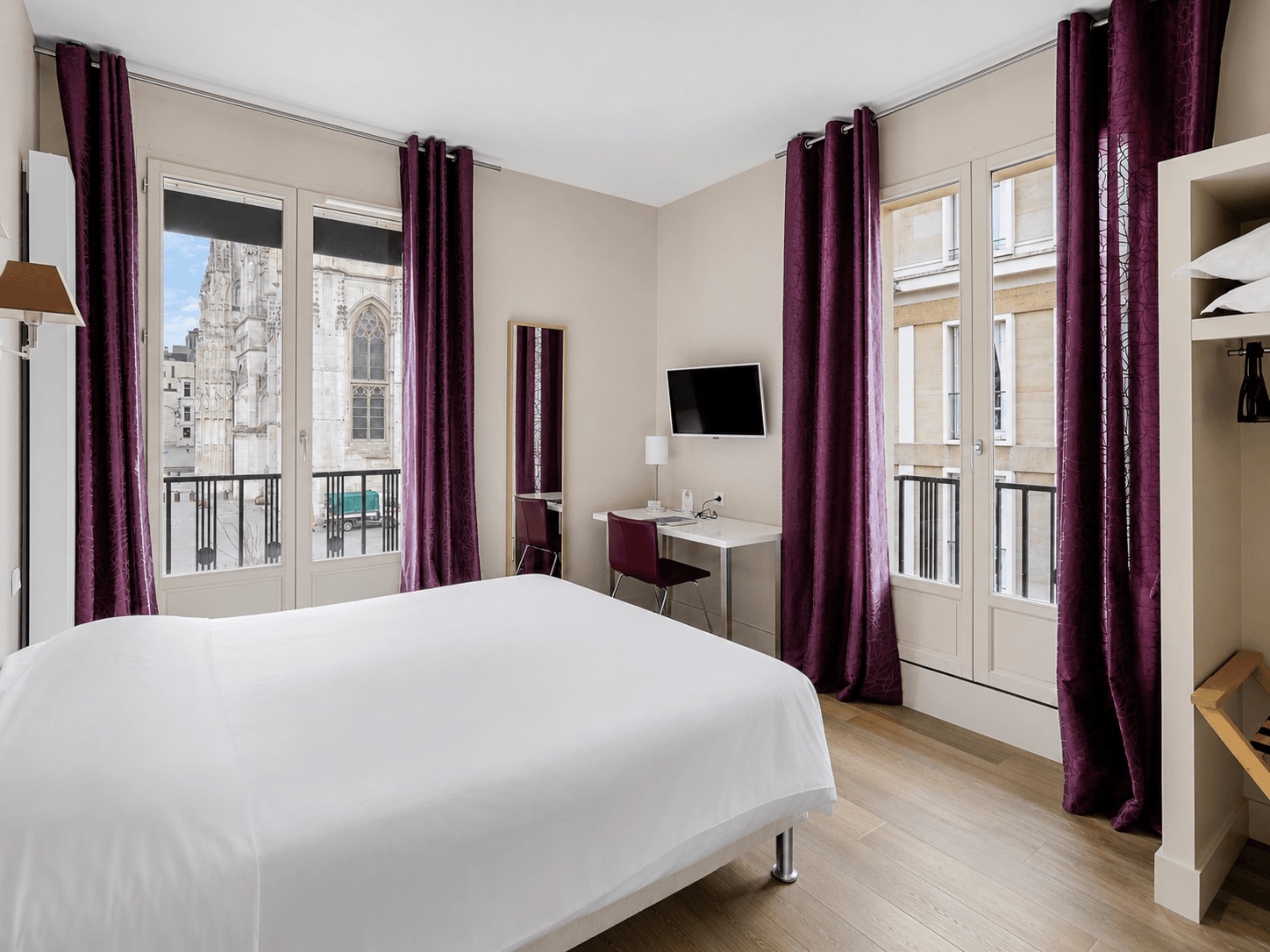 Chambre supérieure de l’Hôtel Cardinal Rouen avec lit double, bureau et vue sur la cathédrale