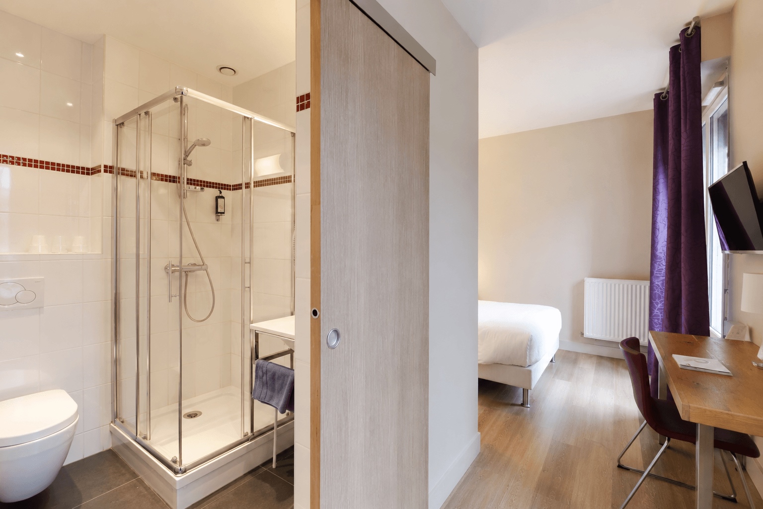 Salle de bain avec douche dans une chambre supérieure de l’Hôtel Cardinal Rouen