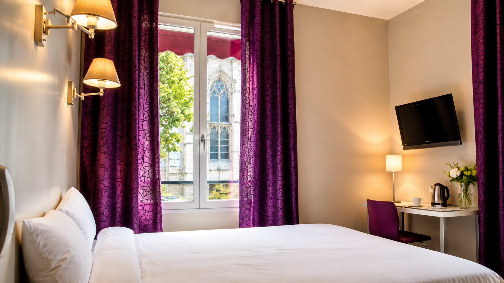 Chambre supérieure de l’Hôtel Cardinal Rouen avec lit double, bureau et vue sur la cathédrale