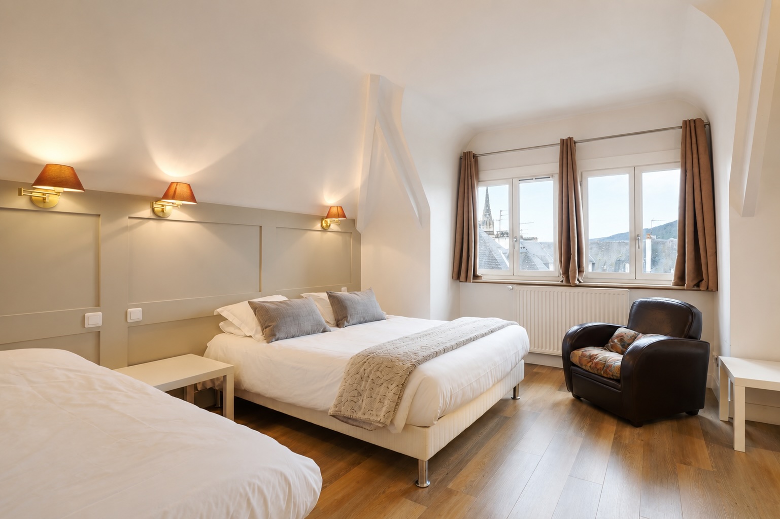 Chambre triple de l’Hôtel Cardinal Rouen avec bureau et vue sur la cathédrale