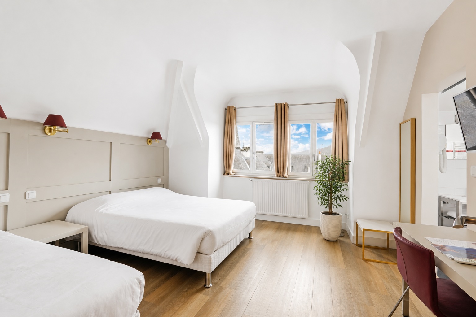 Chambre triple de l’Hôtel Cardinal Rouen avec bureau et vue sur la cathédrale