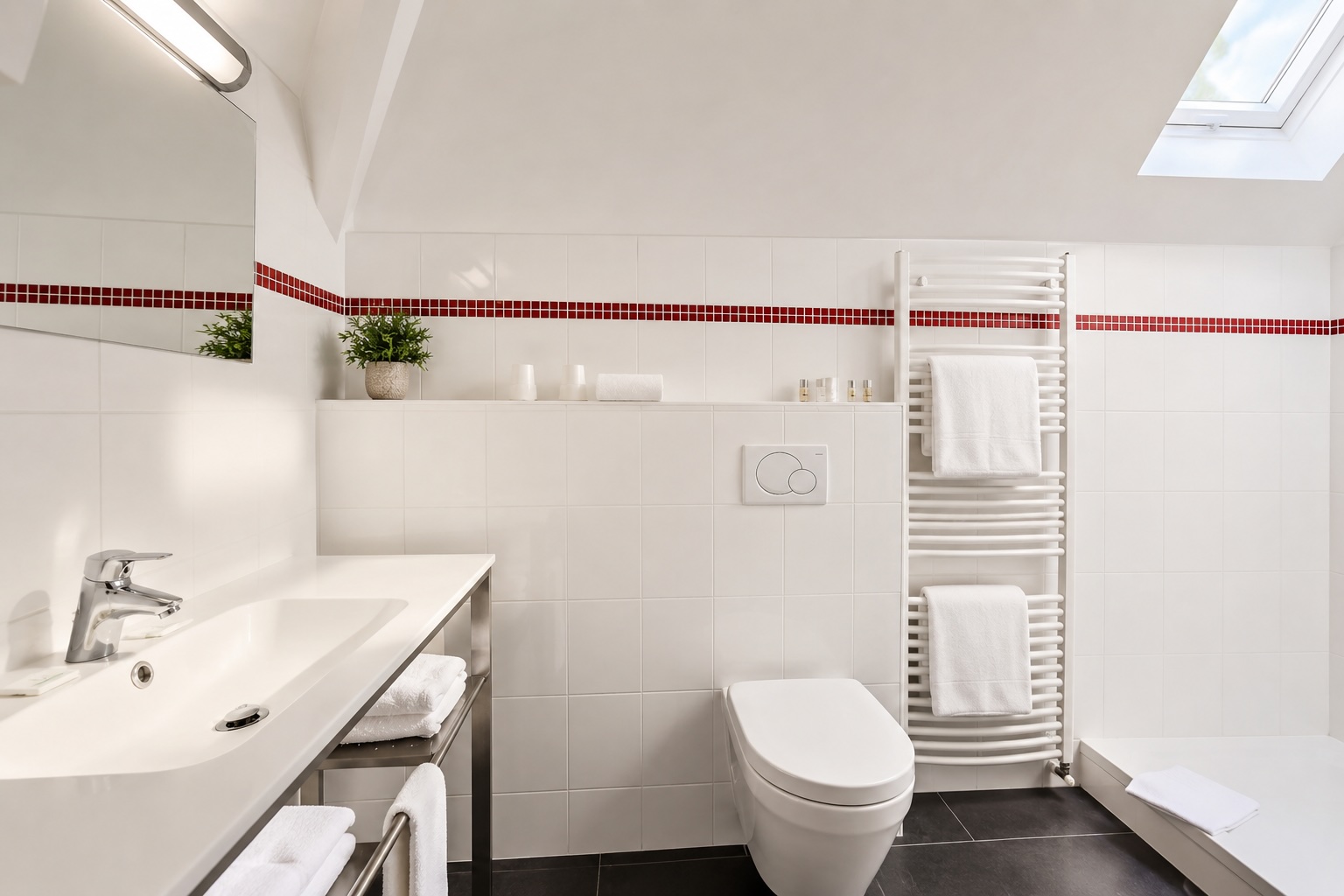 Salle de bain avec douche dans une chambre triple de l’Hôtel Cardinal Rouen