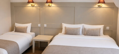 Chambre triple de l’Hôtel Cardinal Rouen avec bureau et vue sur la cathédrale