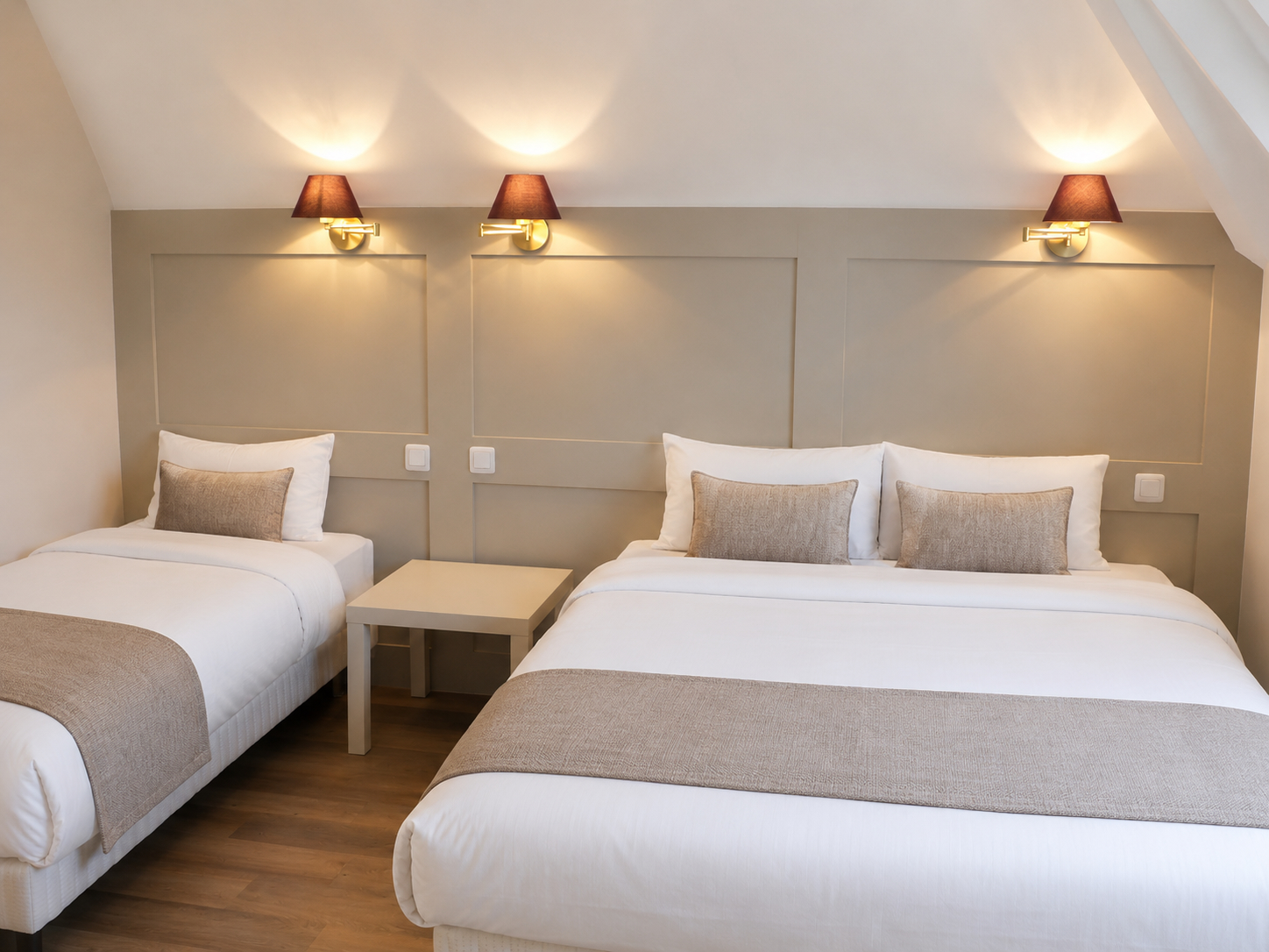Chambre triple de l’Hôtel Cardinal Rouen avec bureau et vue sur la cathédrale