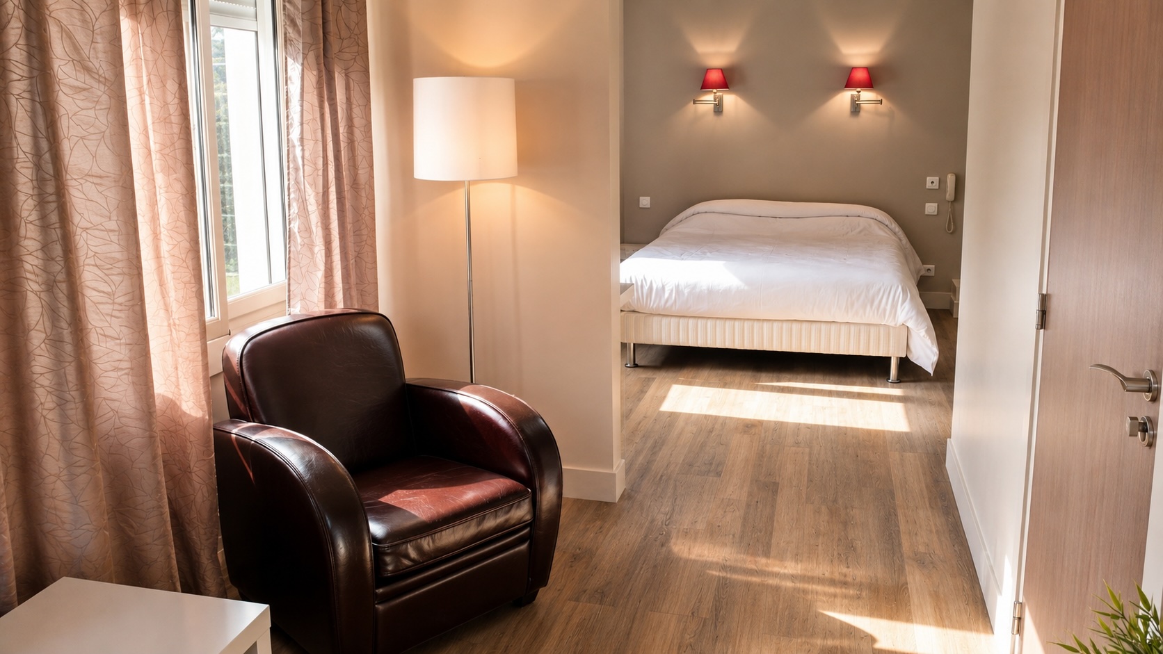 Chambre supérieure de l’Hôtel Cardinal Rouen avec terrasse, lit double, bureau et vue sur la cathédrale