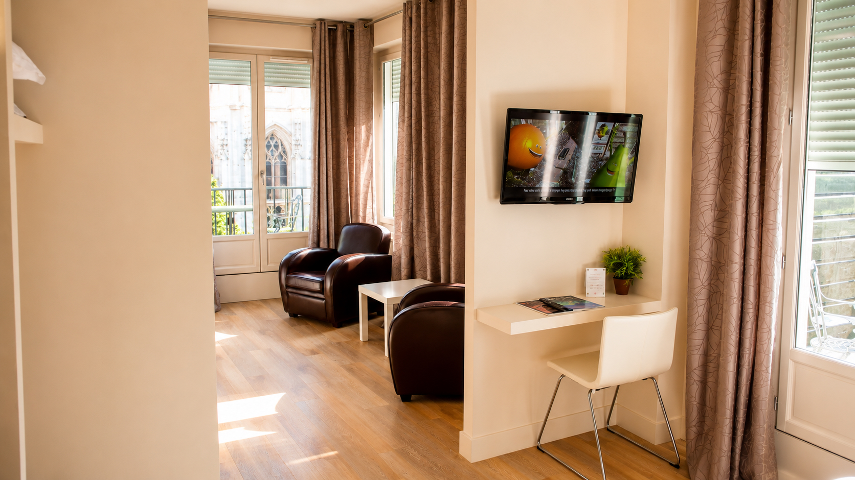 Chambre supérieure de l’Hôtel Cardinal Rouen avec terrasse, lit double, bureau et vue sur la cathédrale