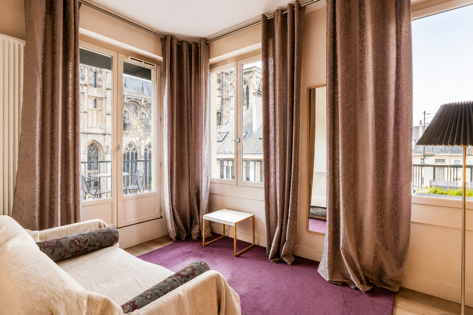 Chambre supérieure de l’Hôtel Cardinal Rouen avec terrasse, lit double, bureau et vue sur la cathédrale