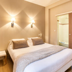 Chambre supérieure de l’Hôtel Cardinal Rouen avec terrasse, lit double, bureau et vue sur la cathédrale