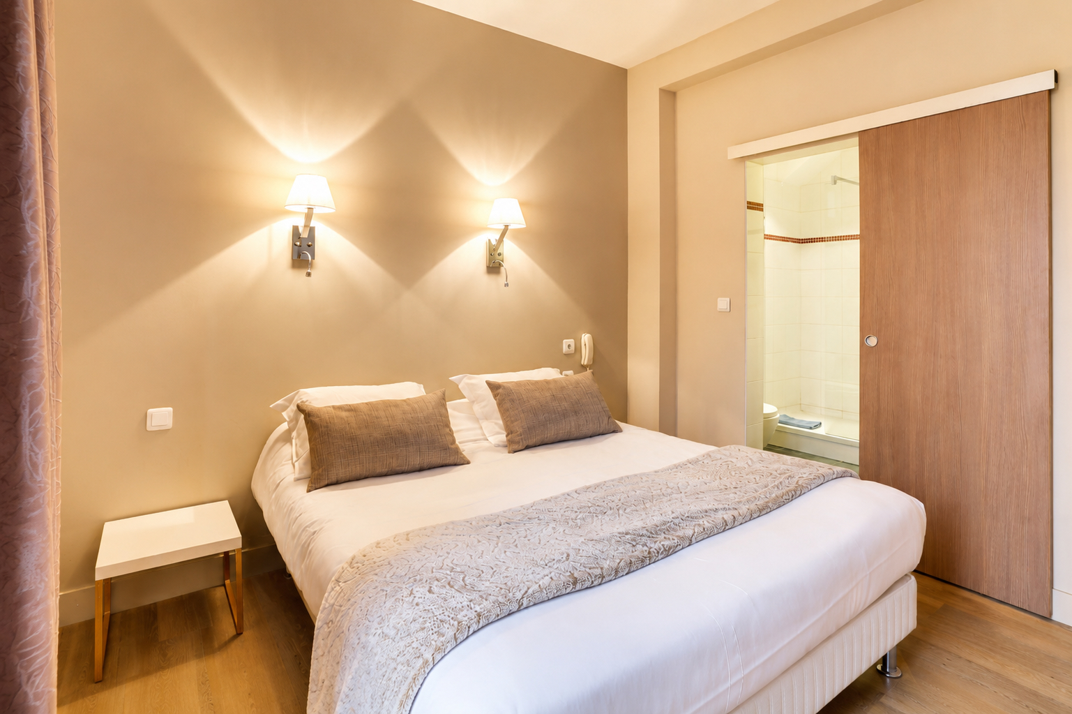 Chambre supérieure de l’Hôtel Cardinal Rouen avec terrasse, lit double, bureau et vue sur la cathédrale