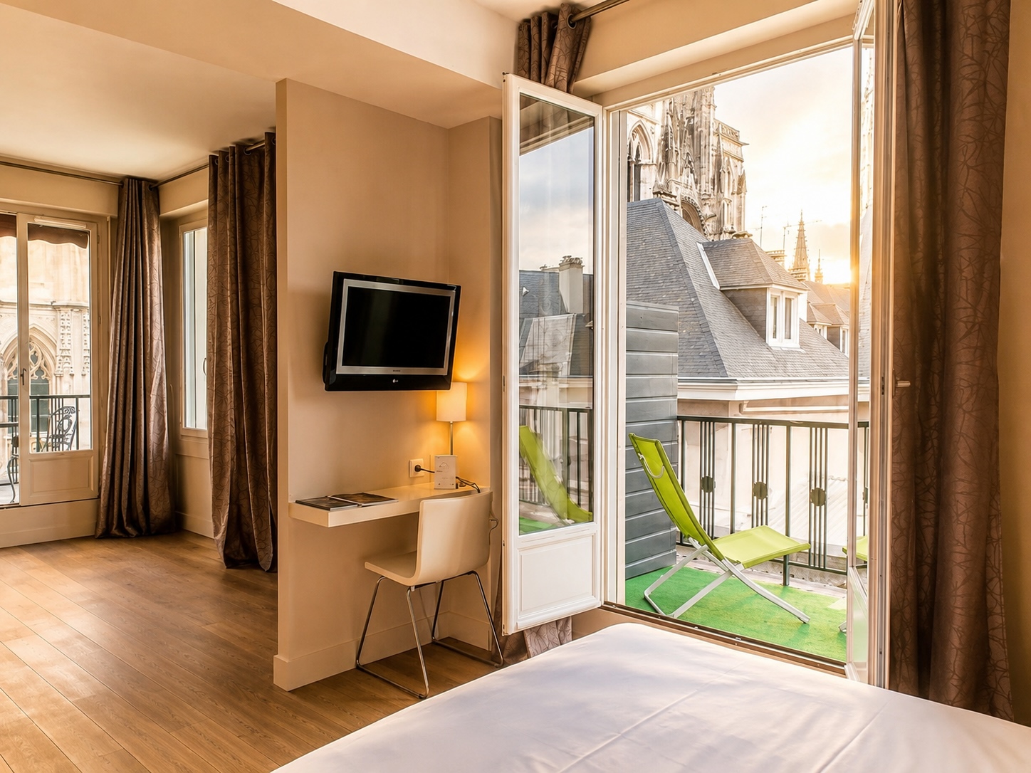 Chambre supérieure de l’Hôtel Cardinal Rouen avec terrasse, lit double, bureau et vue sur la cathédrale