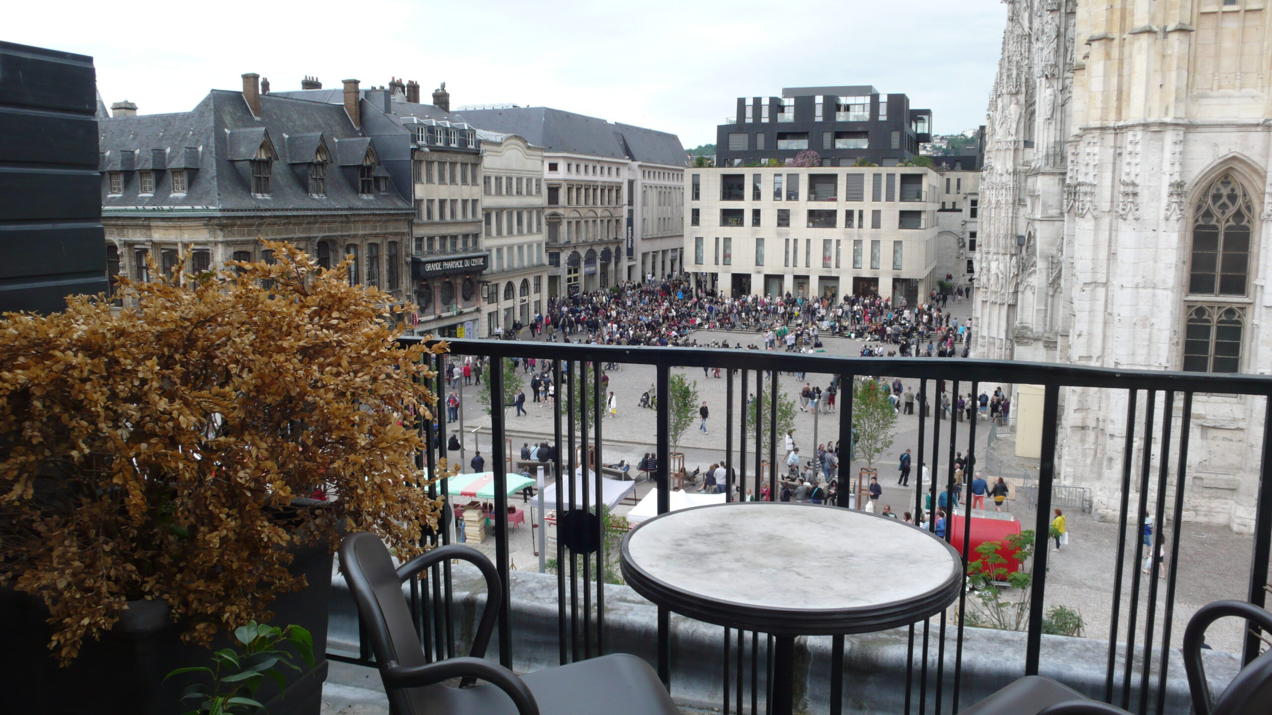 Hotel-le-cardinal__cathedrale_notredame_vue