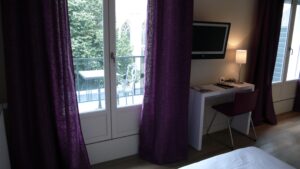 Hotel-le-cardinal_chambre_double_terasse_cathedrale