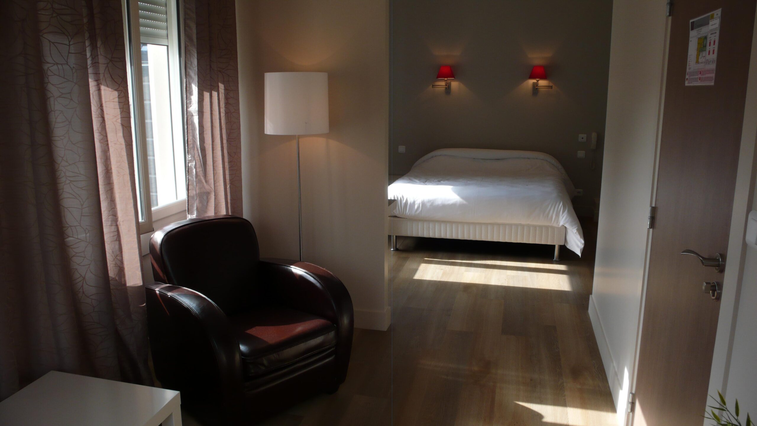 Hotel-le-cardinal_chambre_salon_double_terasse_cathedrale
