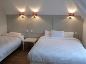 Hotel-le-cardinal_chambre_triple_cathedrale