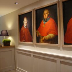 Hotel-le-cardinal_hall_tableaux